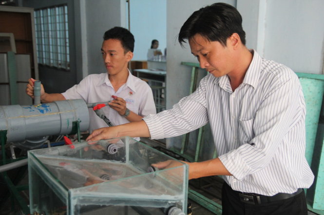 Thầy trò vùng hạn chế tạo thiết bị chưng cất nước ngọt