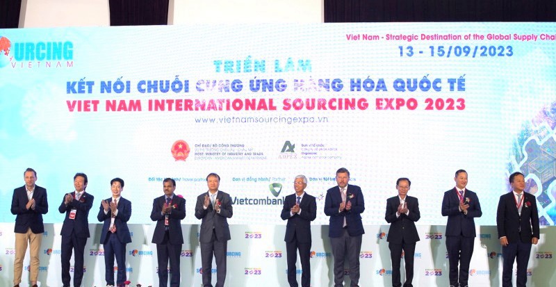 Hơn 300 doanh nghiệp tham gia kết nối chuỗi cung ứng hàng hóa quốc tế