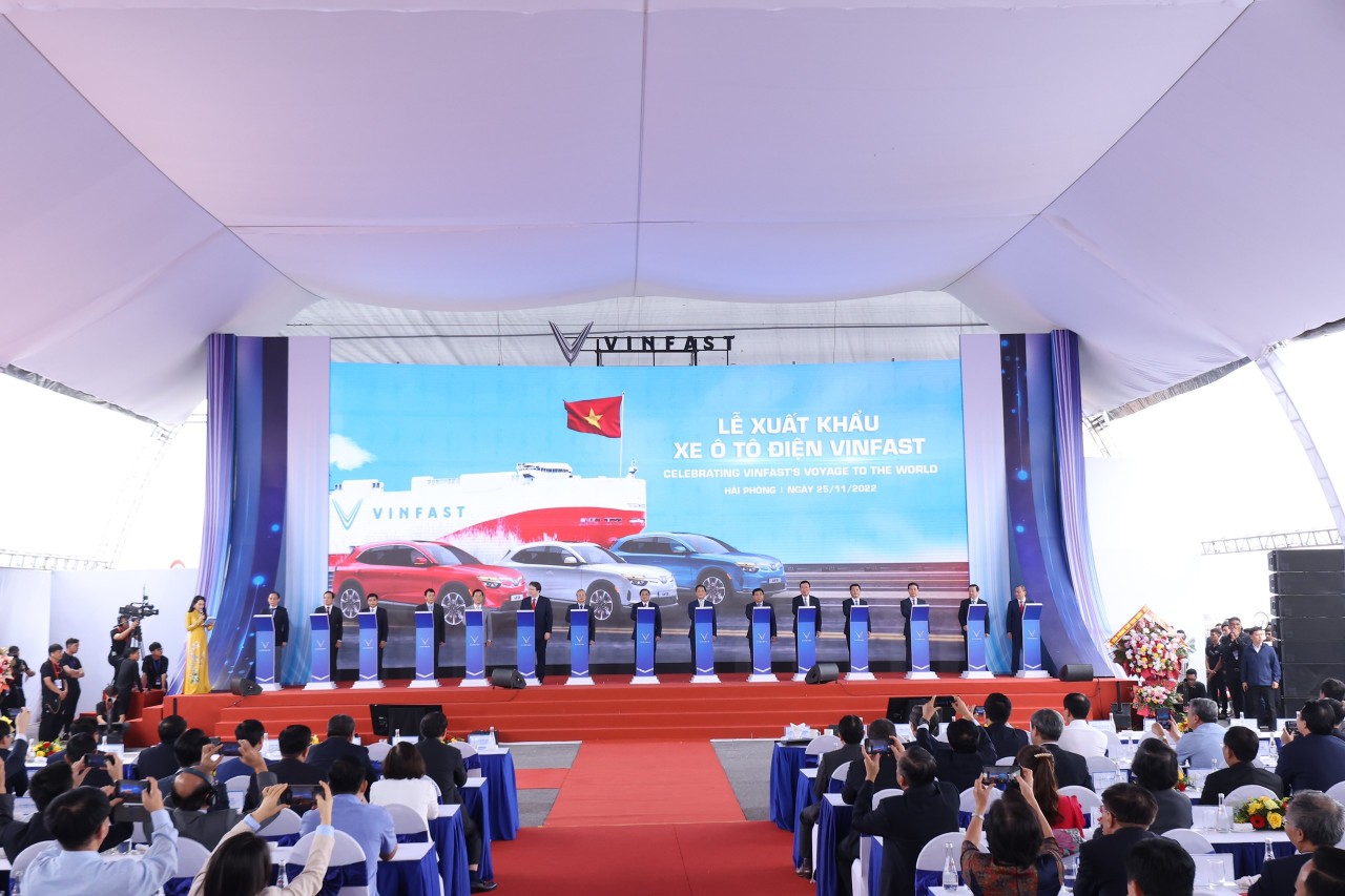 Thủ tướng dự lễ xuất khẩu lô xe ô tô điện VF 8 đầu tiên sang thị trường Mỹ