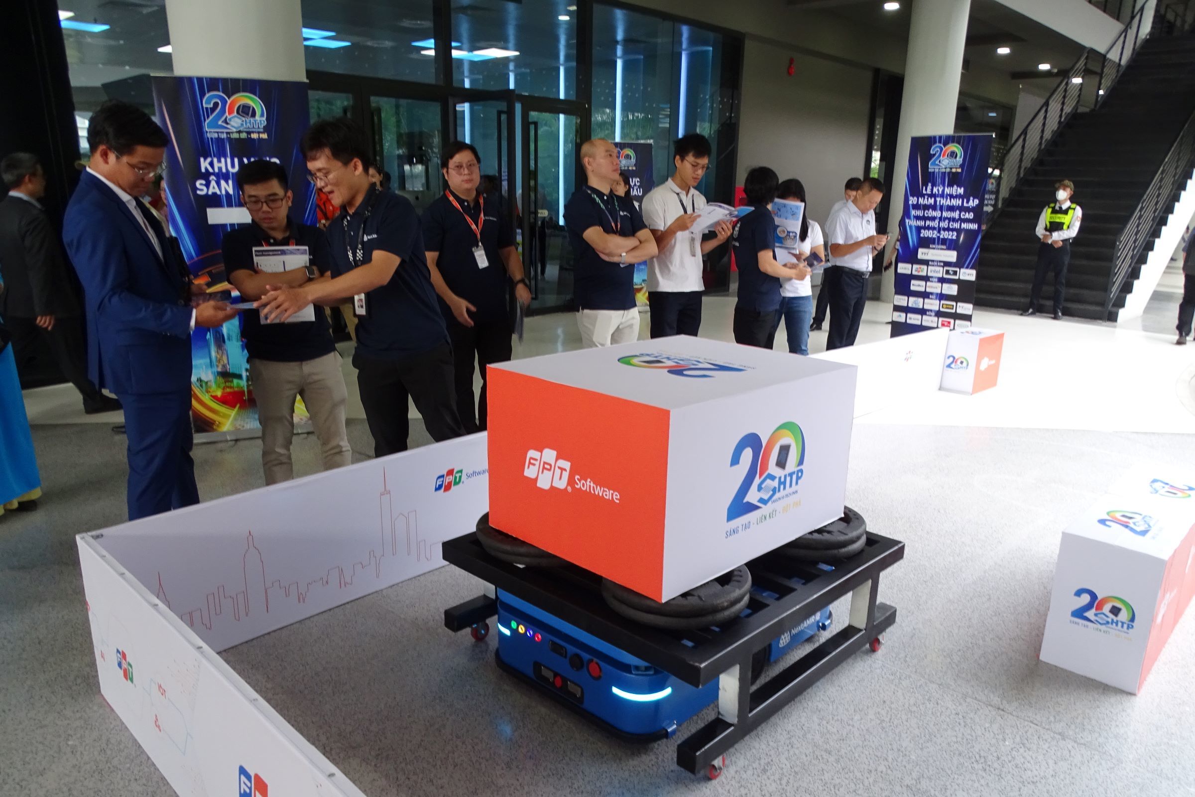 Robot chở hàng tự động sử dụng trong sản xuất công nghiệp